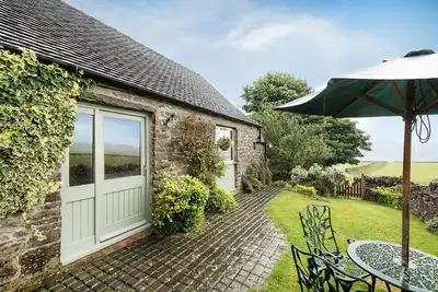 Image de Refuge romantique confortable pour 2 situé dans une ferme laitière avec bain à remous disponible.