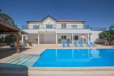 Image de Papas Villa, Villa de luxe 5bdr avec piscine privée et appartement accessible en fauteuil roulant