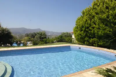 Image de Villa Kalithea, vue imprenable sur les vignobles et les montagnes avec la mer au loin