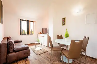 Image de Maison rustique moderne en pierre avec une belle vue sur la mer et les îles