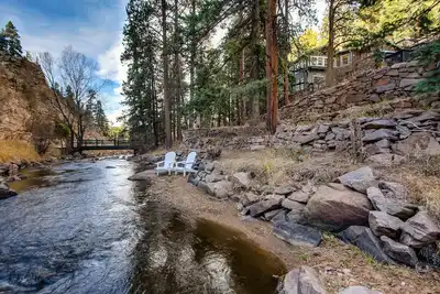 Image de Creek Stone Cottage, belle cabane en rondins sur Bear Creek. Séjour minimum de 30 jours.