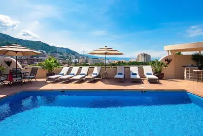 Image de Villa Jacuzzi Haute Piscine Et Personnel À Quelques MÈTRES De La Maison D'ÉLIZABETH Taylor