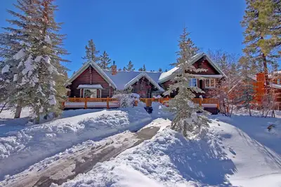 Image de Belle cabane en rondins avec vue bain à remous, Wifi, à quelques minutes des deux stations de ski