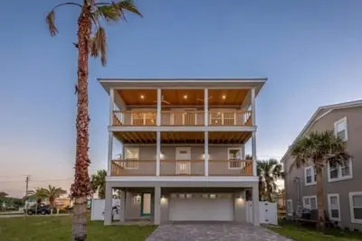 Image de Ocean View Home avec piscine, pour 10 personnes. Réductions pour les séjours prolongés