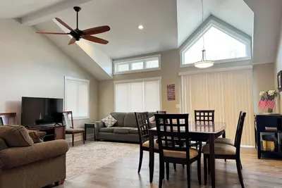 Image de Luxe Gun Lake 4 Bed 2 Bath Cottage w \/ paddleboards \/ kayaks, Wi-Fi gratuit