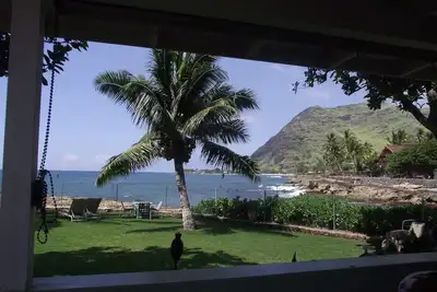 Image de Makaha sur la plage-Back in Time (Oceanfront Direct)