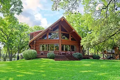 Image de 3 Bed \/ 2 bath log home avec une vue magnifique sur le front de mer
