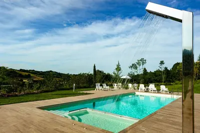 Image de Appartement dans une maison de vacances avec Wifi, piscine, Tv, vue panoramique, près de Urbin