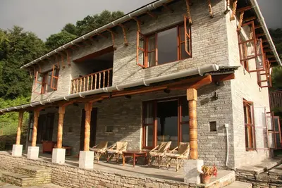Image de Mahakaruna, une belle maison avec une vue magnifique sur la montagne.