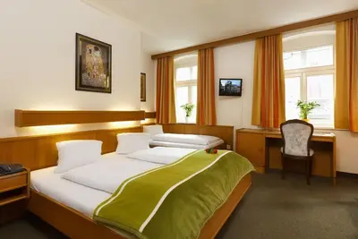 Image de Chambre triple avec douche ou bain Salle de bain, Wc - Hotel Goldene Krone