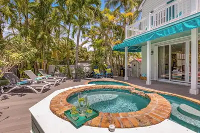 Image de \"Sea La Vie\" ~ Vivre le luxe complet dans cette élégante maison à trois étages!