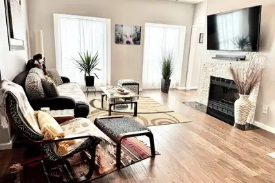 Image de Style EUROPÉEN merveilleux condo 1br + étude entièrement mis à jour avec Grand emplacement