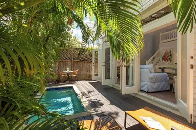 Image de \"Conch Heaven\" ~ Élégant 2b / 2Ba, pour 6 personnes dans la vieille ville, Cocktail Pool & Grill!