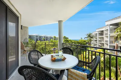 Image de \"In Good Spirits\" ~ Condo au bord de l'eau avec balcon enveloppant et piscine communautaire!