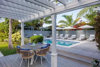 Image de New Hilltop House avec piscine privée, générateur, proche de la ville et de la plage