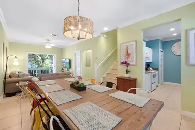 Image de \"Casa De Vino\" ~ Prix incroyable pour Maison de ville de charme avec piscine et Tiki!