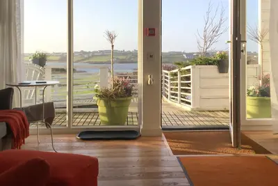 Image de Owain's Lake View - un animal de compagnie qui peut accueillir 3 personnes dans 1 chambre