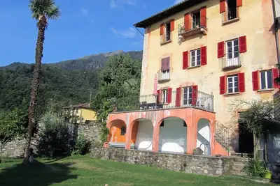 Logement rustique avec piscine, jardin et vue magnifique