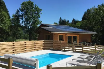 Image de Chalet luxueux avec bain nordique, piscine privée chauffée, sauna et pétanque