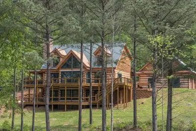 Image de Shangri-Lodge sur le lac Nottley. 5 chambres à coucher. 20 personnes. Wifi. Foyer extérieur.