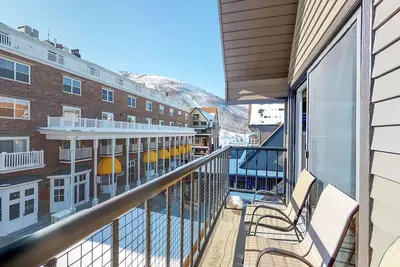 Image de Condo loft avec accès aux pistes de ski, piscine commune, bain à remous et salle de sport