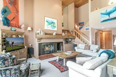 Image de Paisible et invitant Townhome Hot Tub, piscine, garage, sur la route de bus