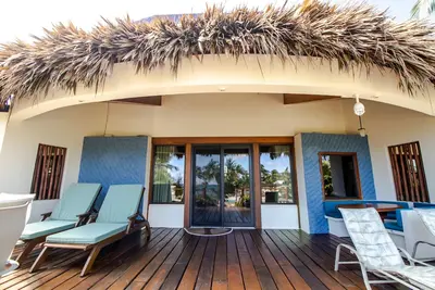 Image de 3 chambres - 3 salles de bains - villa de luxe en front de mer de 3200 pieds carrés