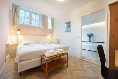 Image de Deux Chambres Avec Deux Salles De Bains PRIVÉES - IDÉAL Pour 2 Couples