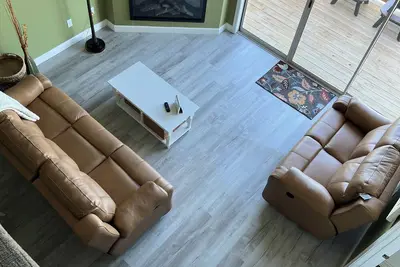 Image de 3 chambres, 3 salles de bain, 8 personnes confortablement. Condo au dernier étage, vue sur le canal principal!