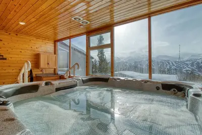 Image de Nouvelle Liste! Grand condo de haut niveau avec bain à remous partagé, salle de jeux et balcon privé