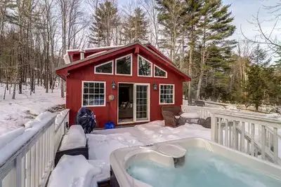 Image de Nouvelle Liste! Maison classique du Vermont avec bain à remous, terrasse et poêle à bois, près de l’étang Okemo