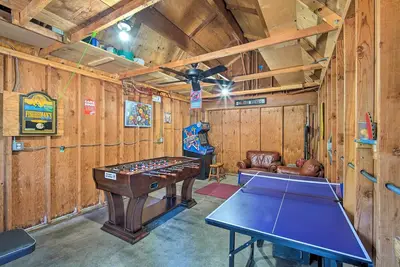 Image de Cosy Big Bear Home avec Yard + Deck et salle de jeux \/ Arcade