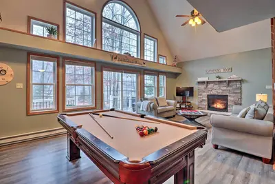Image de Pocono Mtns House avec bain à remous privé et commodités!