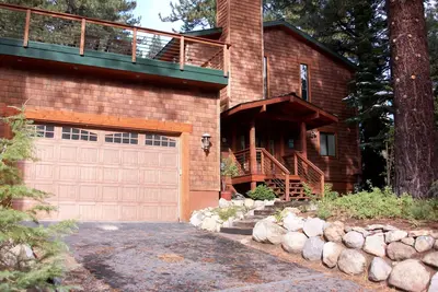 Image de Spacious Incline Village Home HotTub, Terrasses et Cheminées Tarifs SPÉCIAUX Disponibles