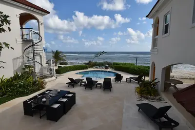 Image de Luxueuse tranquillité sur une plage privée dans un environnement marin protégé
