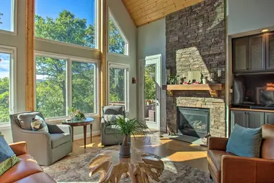 Image de Nouveau! Lavish Wintergreen Home avec bain à remous en ski!