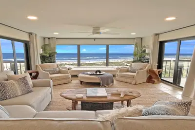 Image de Immaculate Surf & Racquet Club Condo Oceanfront Ă deux pas du Ritz Carlton!