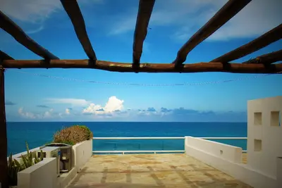 Image de Parfait emplacement central, plus une vue imprenable sur l'océan avec une piscine en bord de mer!