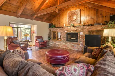 Image de Woodland home w \/ spa & cheminée-minutes de la plage, 3 chiens Ok