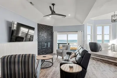Image de Just Beachy: Oceanfront, duplex de 4 chambres à coucher, récemment rénové avec une piscine communautaire et un court de tennis.