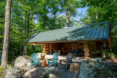Image de Votre appentis privé au sommet d'une colline! Livré meublé et avec équipement de cuisine.