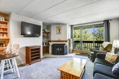 Image de Pinnacle E23 est un condo récemment rénové de 3 chambres / 2 salles de bain, idéalement situé sur le trajet de la navette