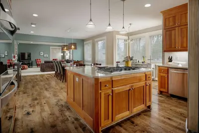 Image de Elite Luxury Near Portland - Plan d'étage ouvert, bain à remous, Ping Pong, salle de jeux, 20 minutes du centre-ville