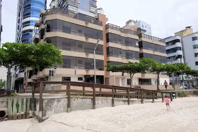 Image de Spacieux, spacieux, appartement bien situé et marcher dans le sable