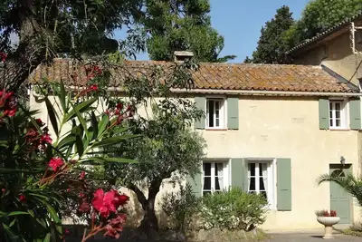 Image de La Noria, maison vigneronne climatisée 4 étoiles dans un environnement arboré.