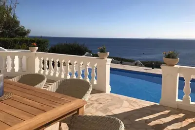 Image de Vue mer 180 degrés ***** 1ère ligne mer*privée*grande piscine*grand jardin *Wifi