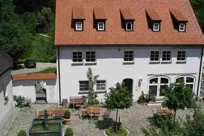 Image de Vacances dans l'élégant appartement \"Kuhstall\" dans le village verrier de Schmidsfelden