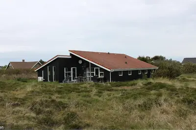 Image de Maison de vacances de groupe spacieuse et moderne, située directement sur la mer du Nord et le fjord de Ringkøbing