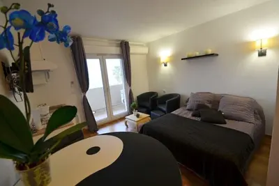 Image de Studio vue sur la mer avec piscine et kitchinette