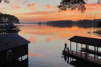Image de Lake Gaston Waterfront maison avec quai et vue
